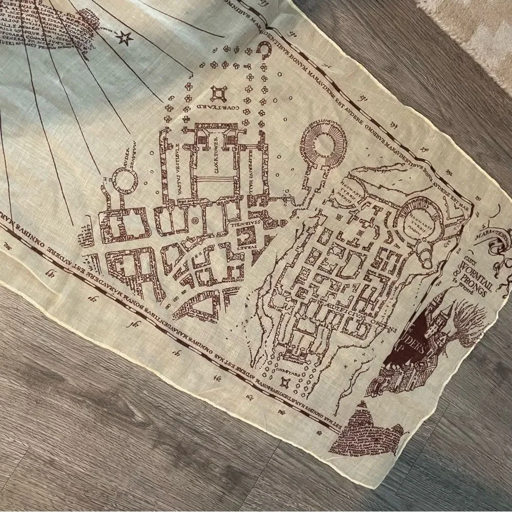 HARRY POTTER Maraudar’s Map Cream & Burgundy Scarf